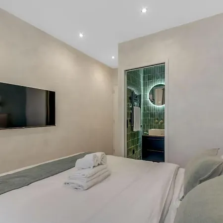 Luxueuse Maisonnette Au Coeur De Batignolles 17eme