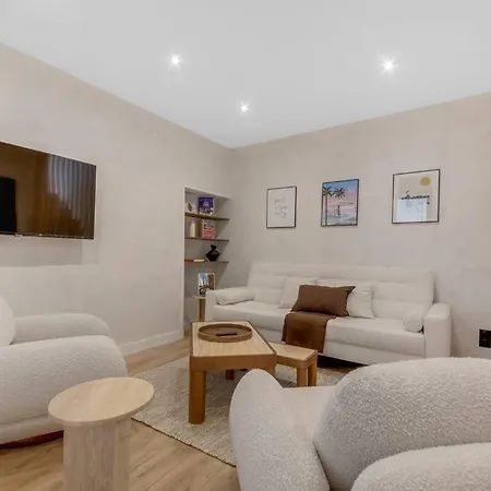 Holiday home Luxueuse Maisonnette Au Coeur De Batignolles 17eme Paris